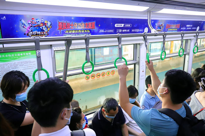 西城天街地铁车厢广告