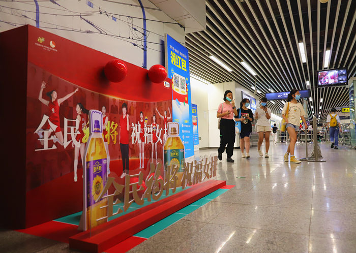 福临门营养家地铁创意美陈广告