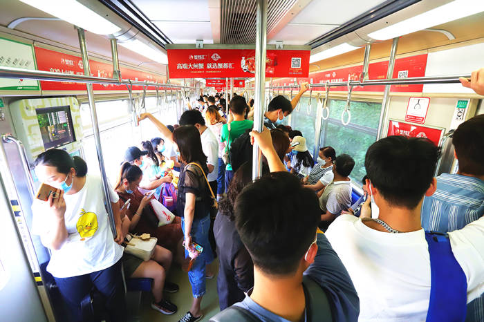 蟹都汇地铁车厢广告