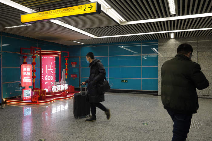 广发银行地铁站内创意美陈案例
