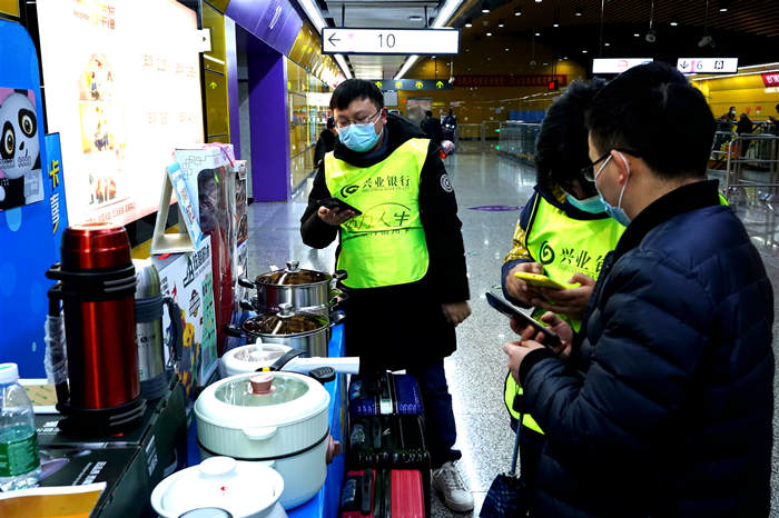 兴业银行信用卡地铁站创意美陈