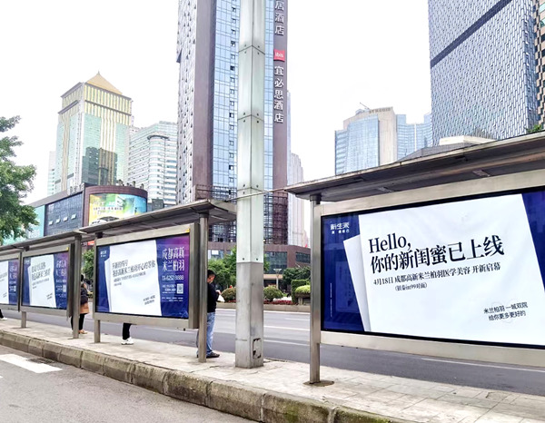 公交车站台广告