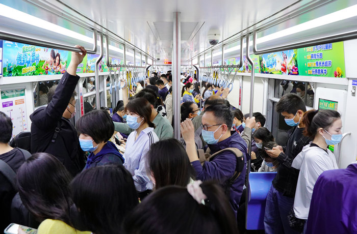 重庆欢乐谷地铁广告