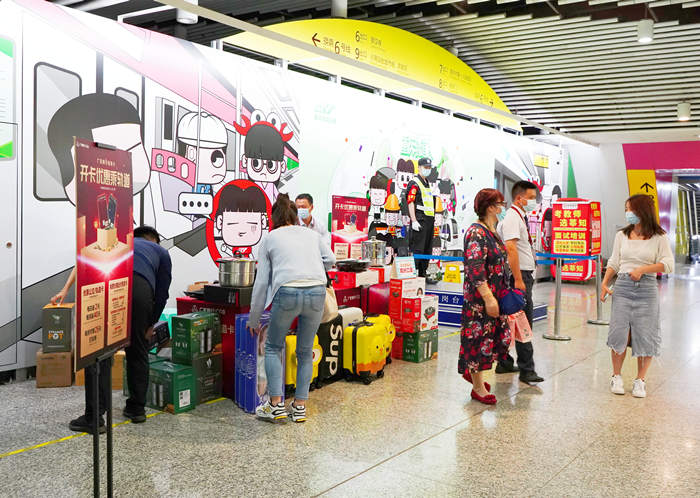 广发银行信用卡地铁站摆展案例