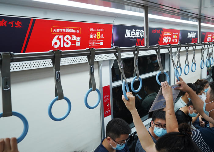 天府可乐地铁车厢广告