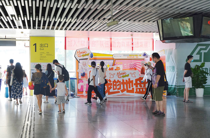 动感地带地铁站创意摆展广告