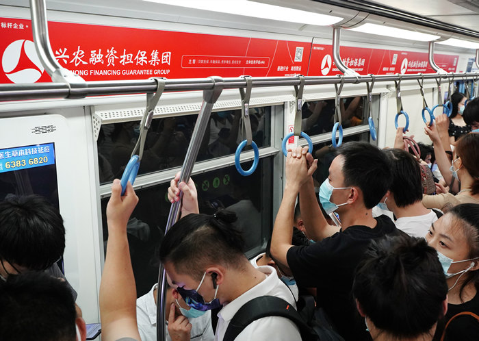 兴农融资担保集团地铁车内广告