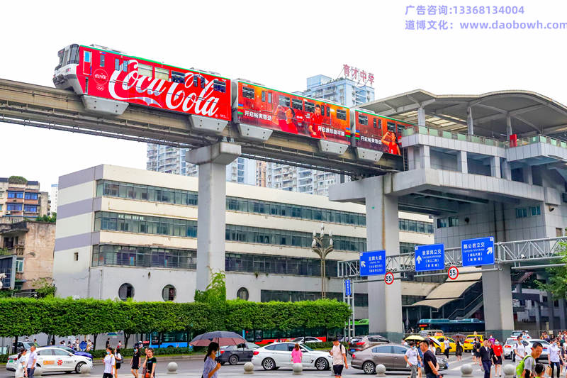引得游客打卡的外车身广告