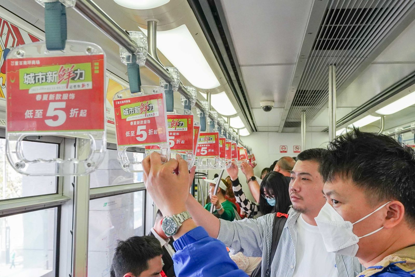 重百商场_地铁车厢拉手广告投放