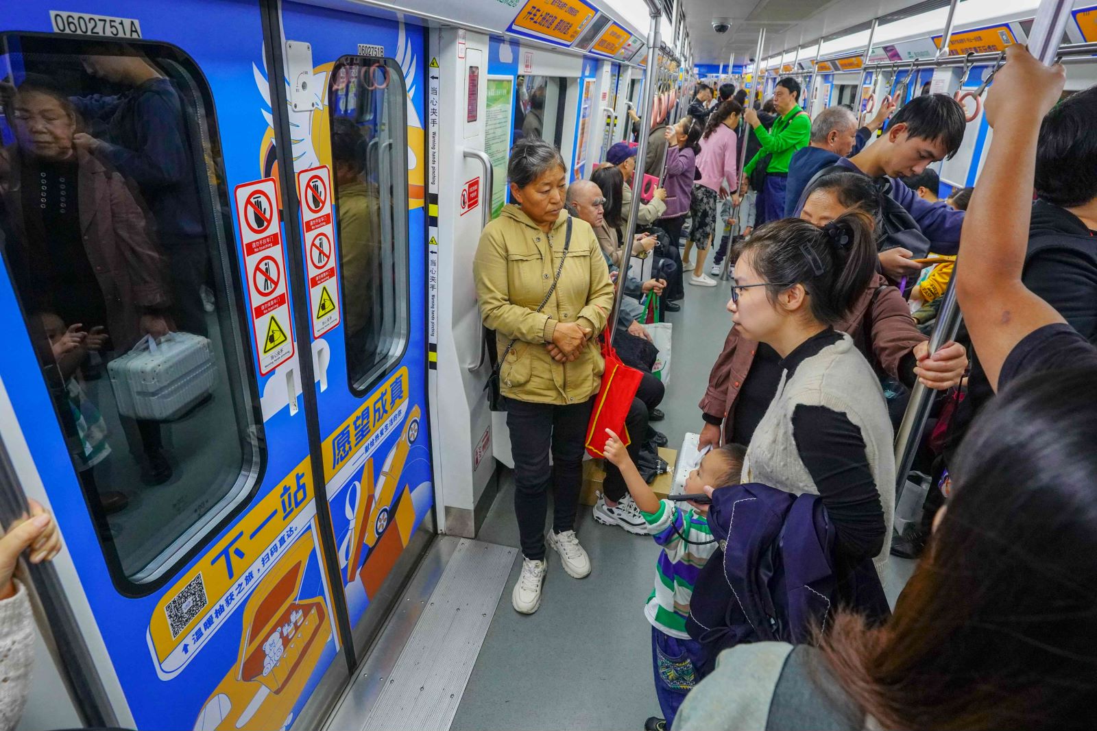 重庆汽车消费节地铁广告投放案例