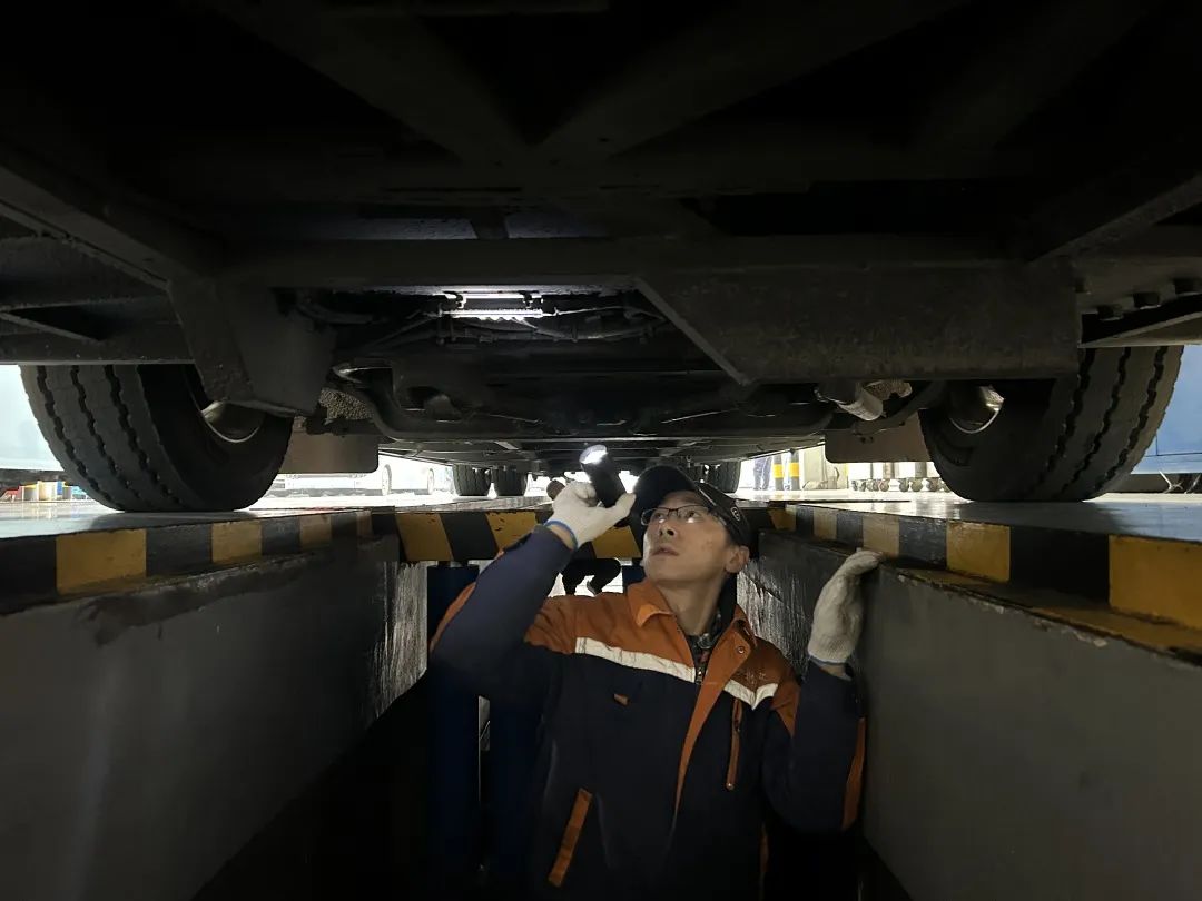 安检员对公交车辆进行安全检测