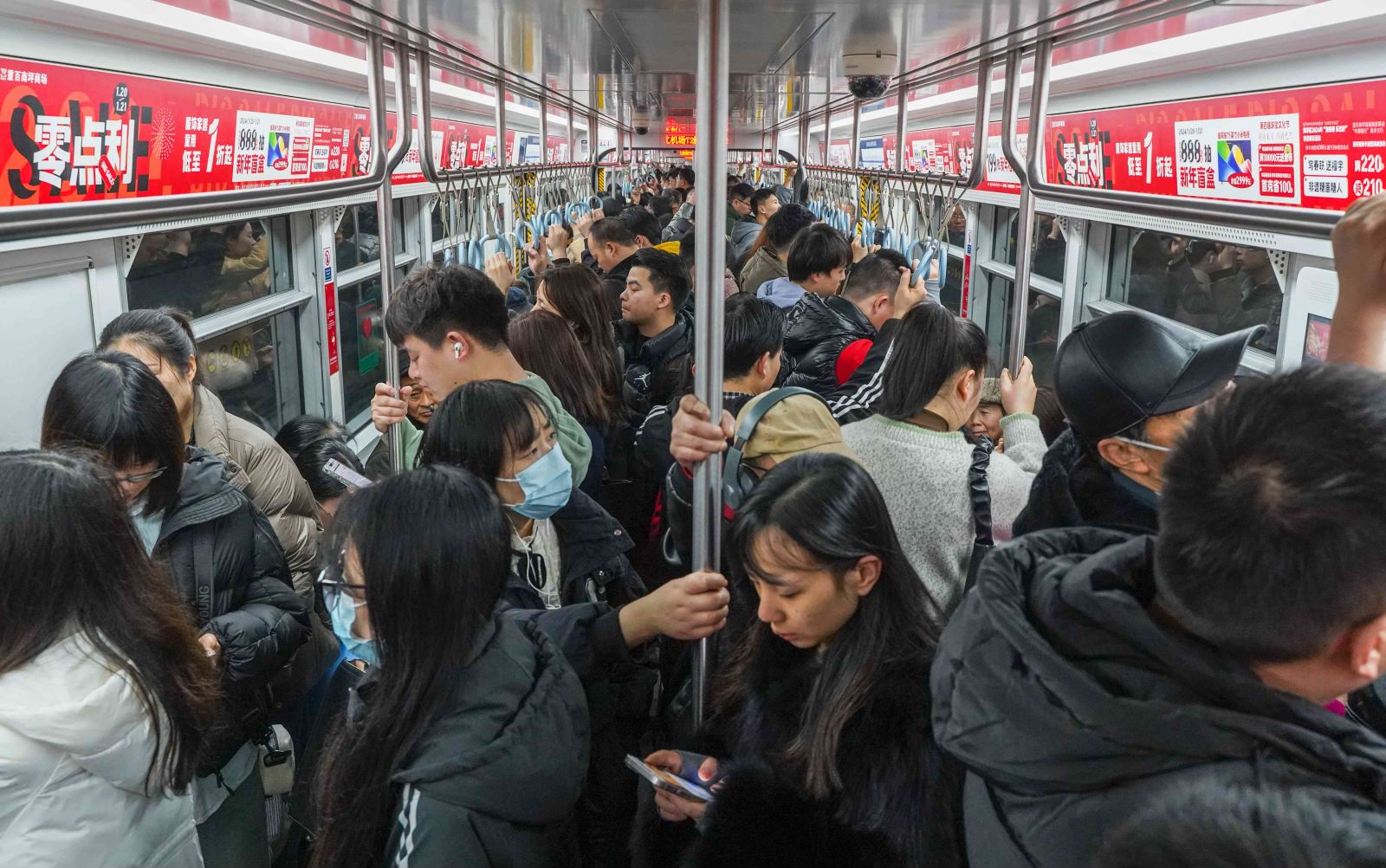 重百南坪商场地铁广告投放案例现场图
