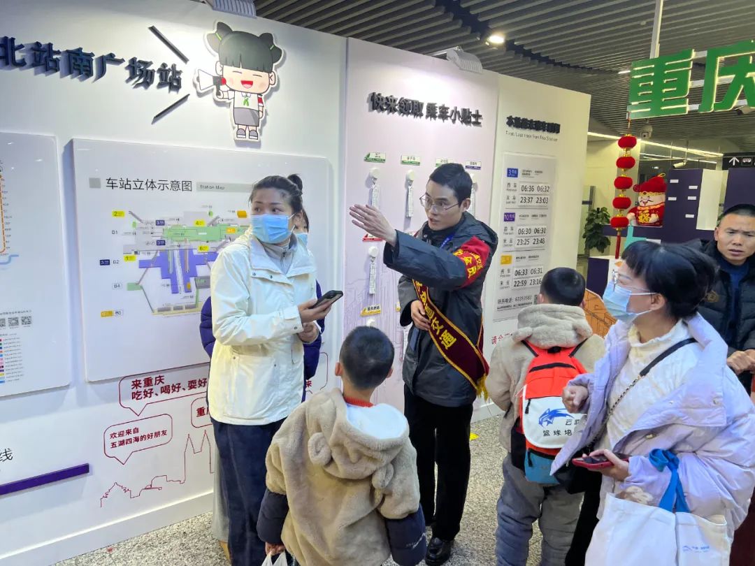 重庆地铁站内工作人员为乘客服务