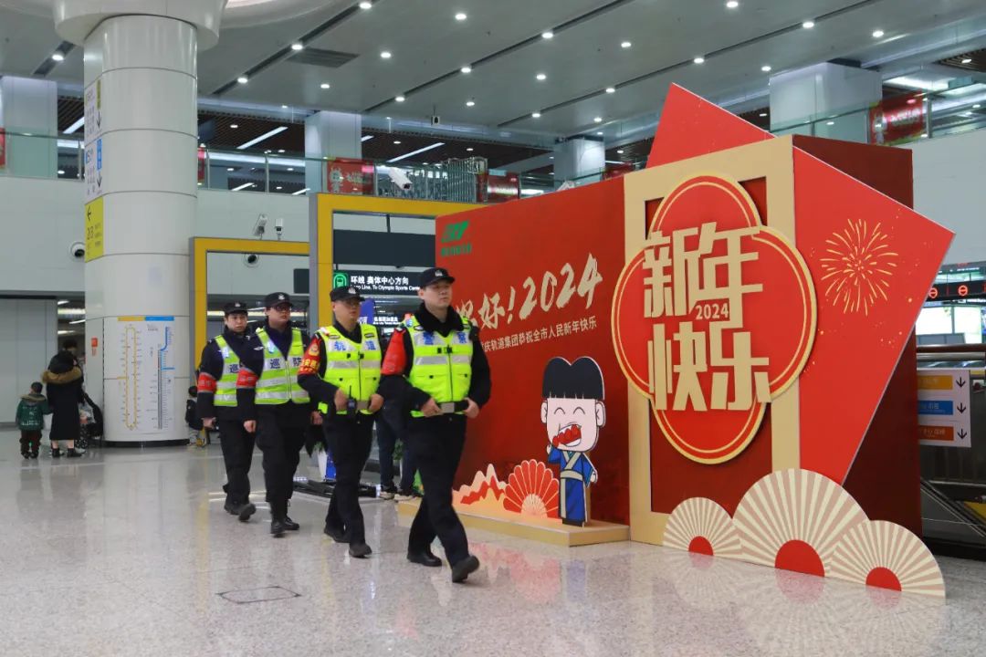 2024春运重庆地铁站内巡逻队
