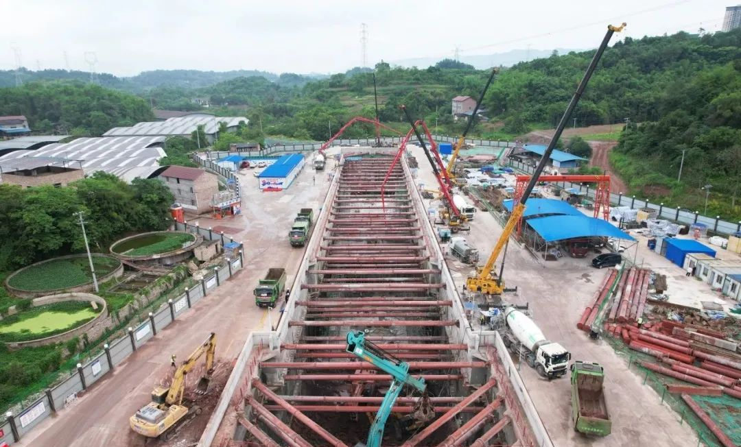 重庆地铁15号线二期建设现场 