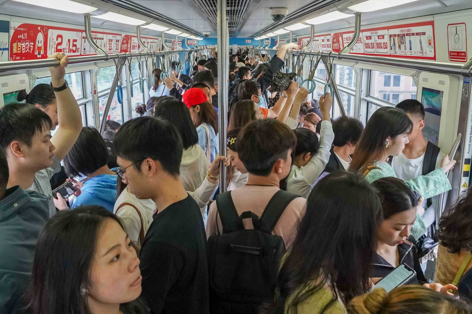 2024重百商场地铁品牌专列广告投放