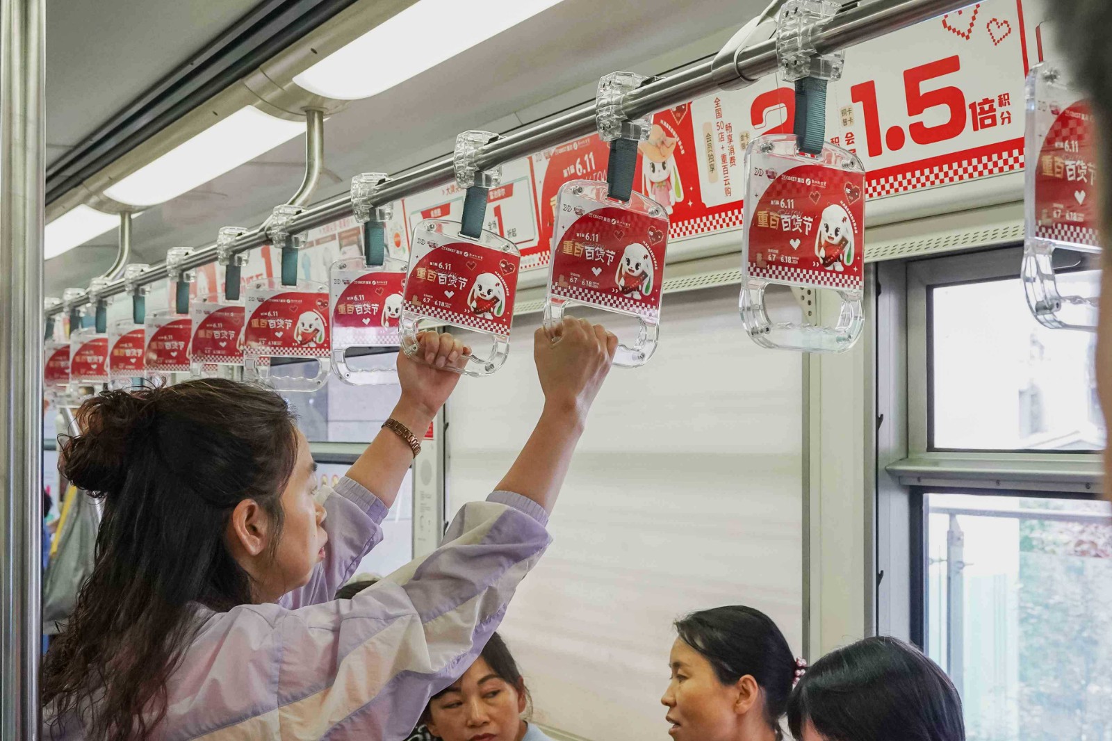 重百商场地铁拉手广告投放案例