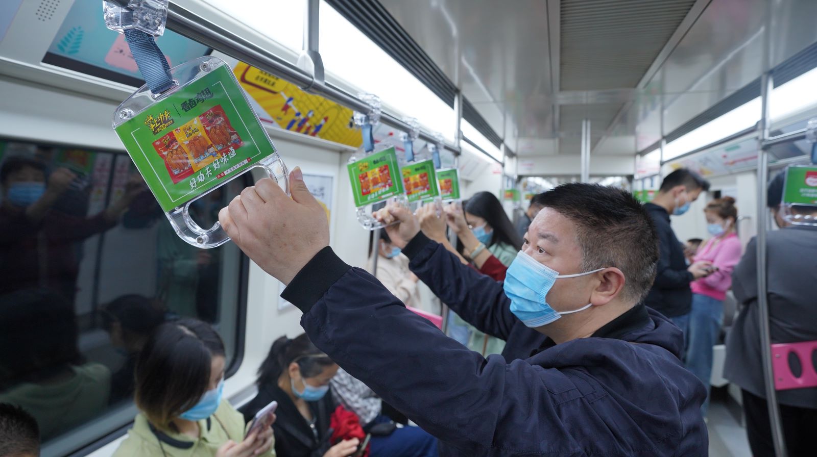地铁车厢拉手广告案例-千百度 掌上功夫零食