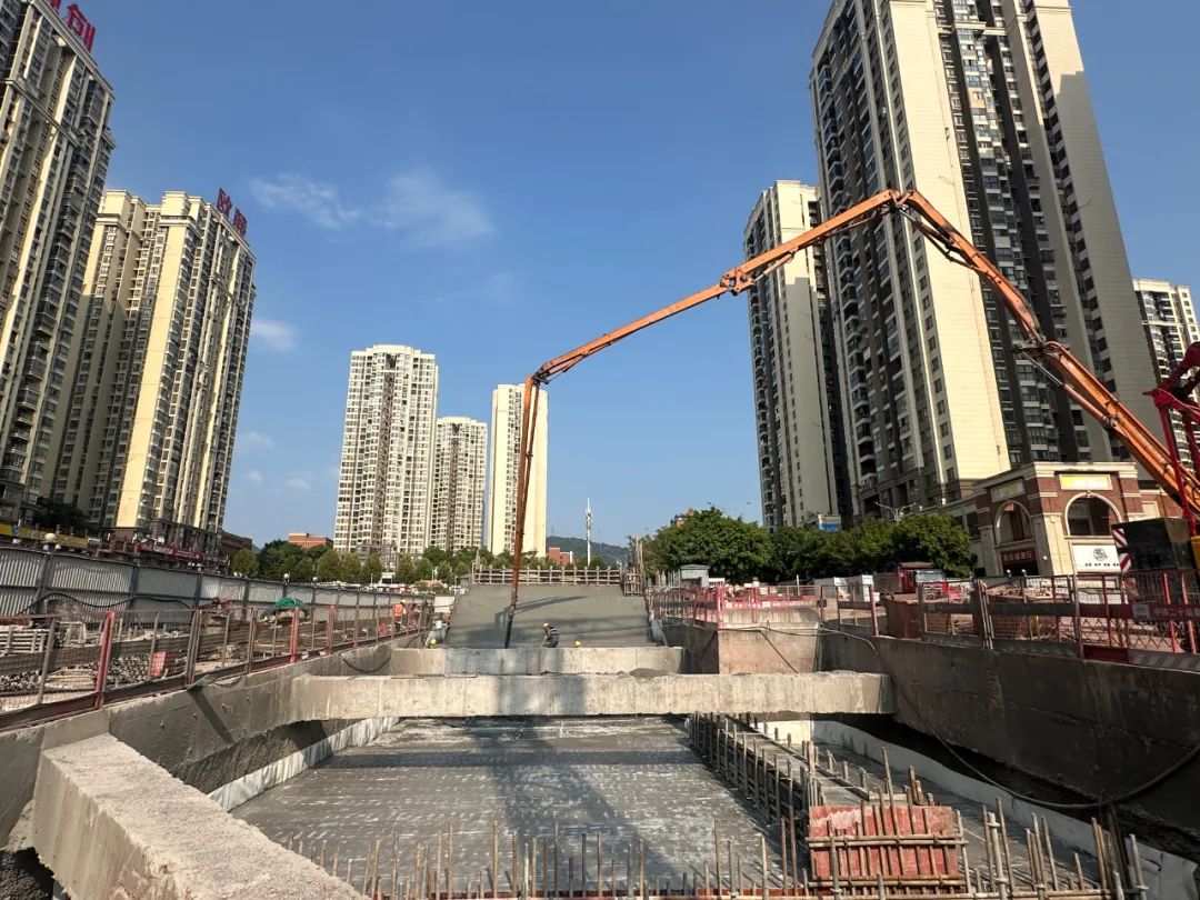 鹿角北站4号出入口结构顺利封顶施工现场