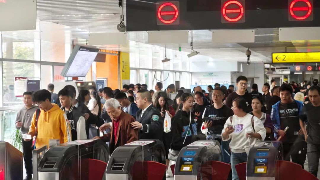 重庆地铁李子坝地铁站工作人员组织乘客有序出站