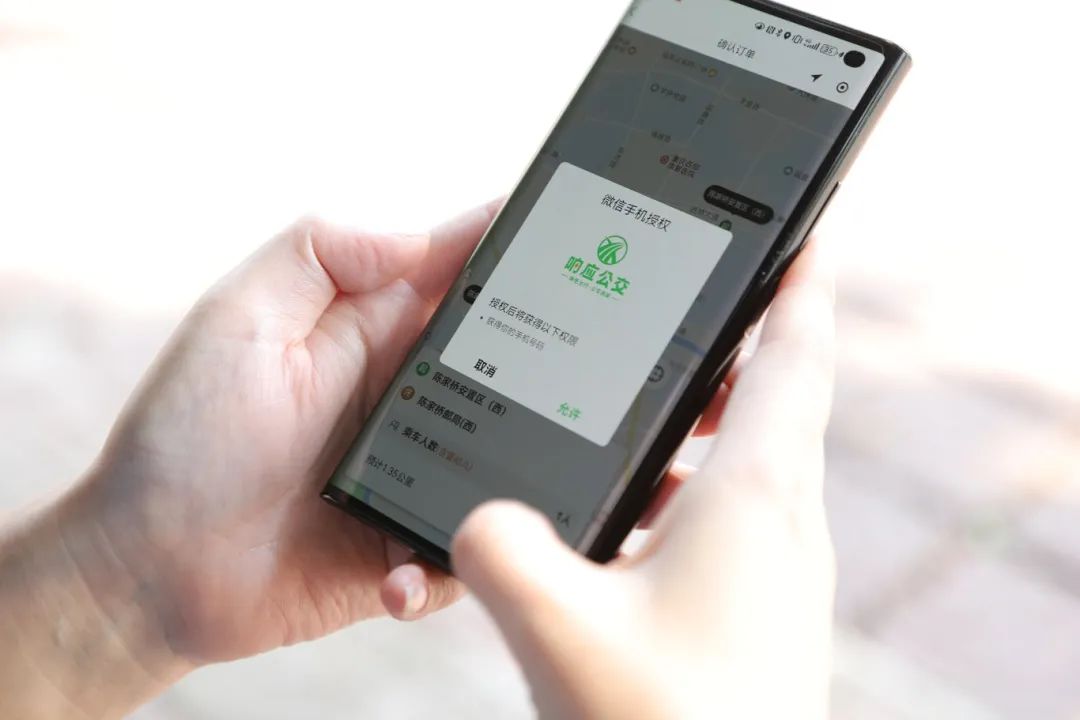 乘客通过手机预约重庆首条响应公交车