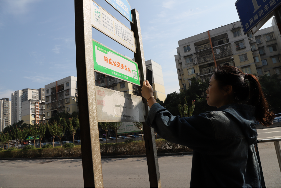 乘客扫码乘坐重庆首条响应公交车