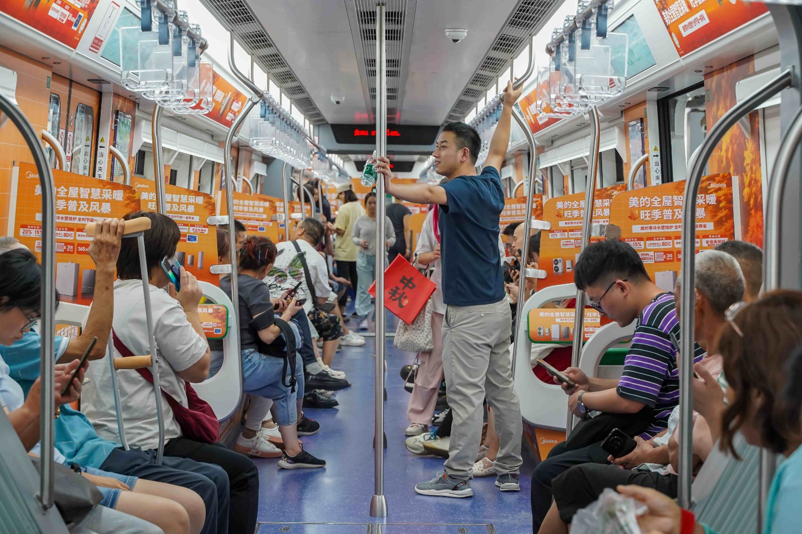 美的空调投放重庆地铁广告场景图