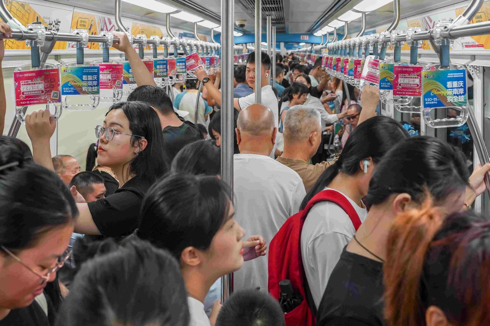 消费品博览会投放地铁拉手广告案例场景图