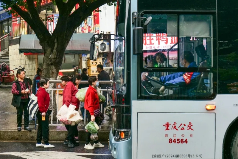 重庆两江新区，市民在人和站乘坐赶集公交