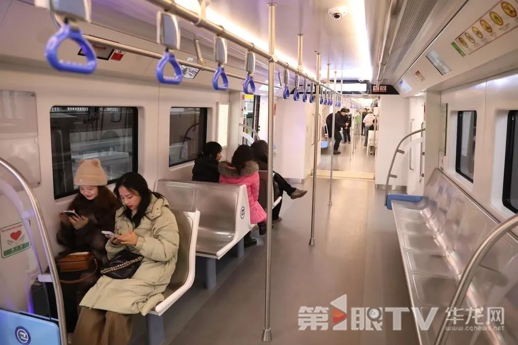 重庆璧铜线车厢内设置了横向座椅