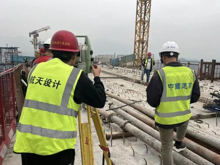 重庆地铁15号线施工现场测量现场