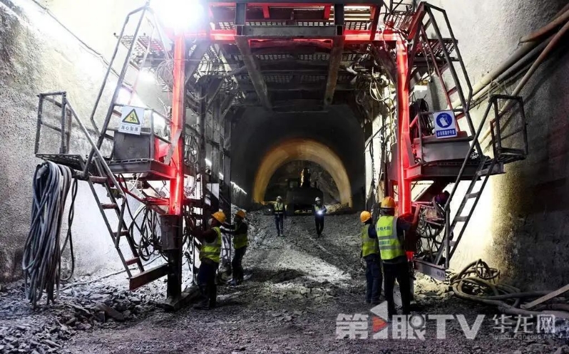 重庆地铁27号线中梁山隧道施工现场