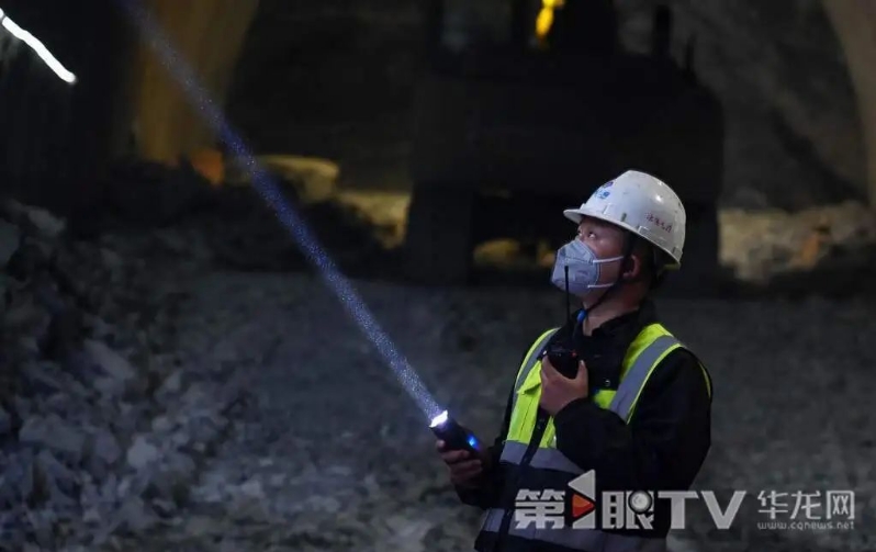重庆地铁27号线中梁山隧道工人们正加紧施工