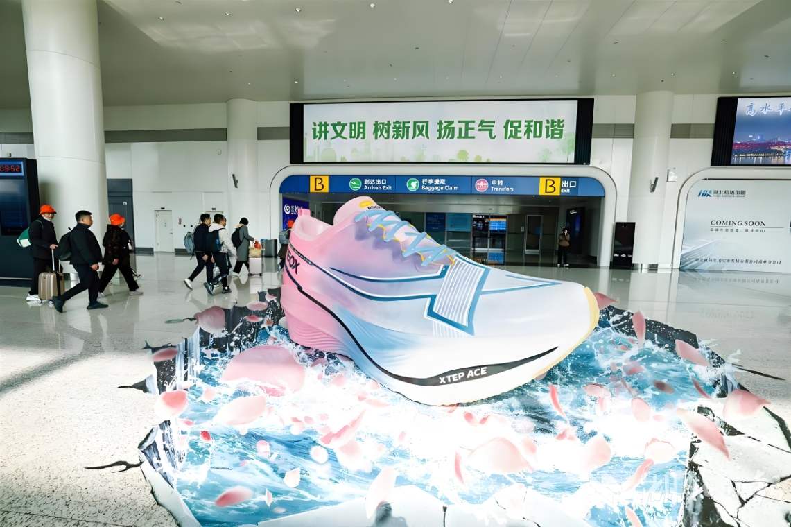 重庆江北国际机场创意美陈广告案例图
