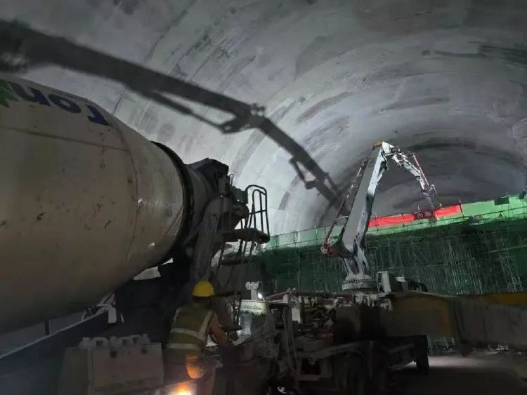 重庆地铁18号线北延工程重庆站施工现场