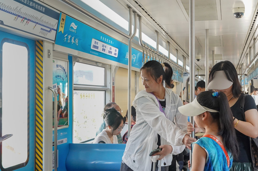 千叶眼镜在重庆地铁车厢中投放广告