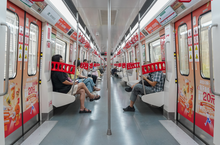 淘宝闪购投放重庆地铁内包车广告案例