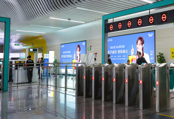 公交巨型灯箱广告