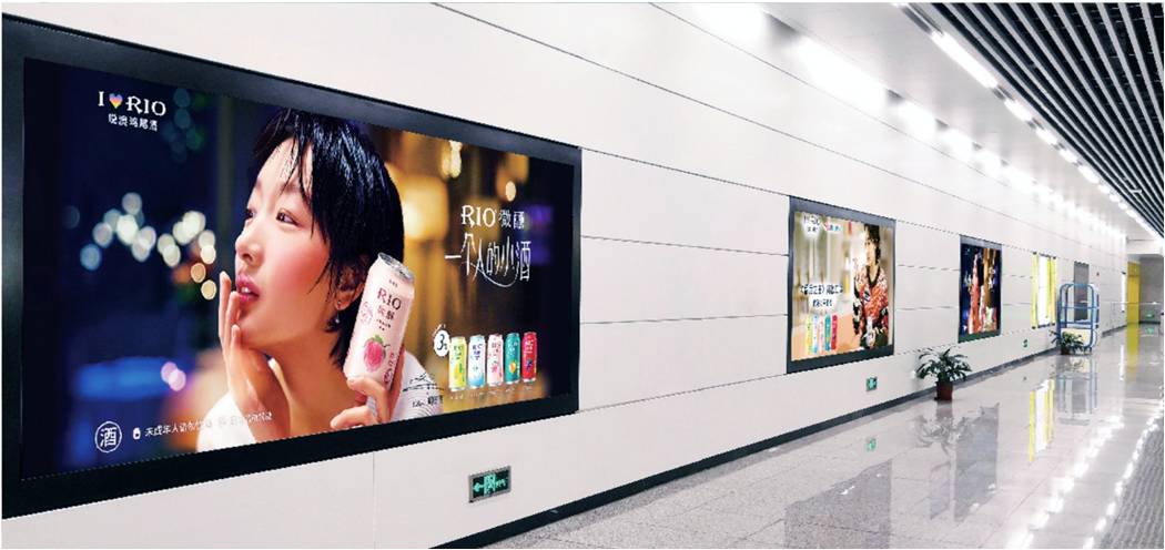 公交十二封灯箱广告